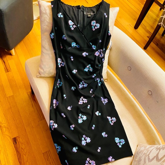 Nicole Miller Dresses & Skirts - Nicole Miller floral, embroidered V Neck, Sz 4